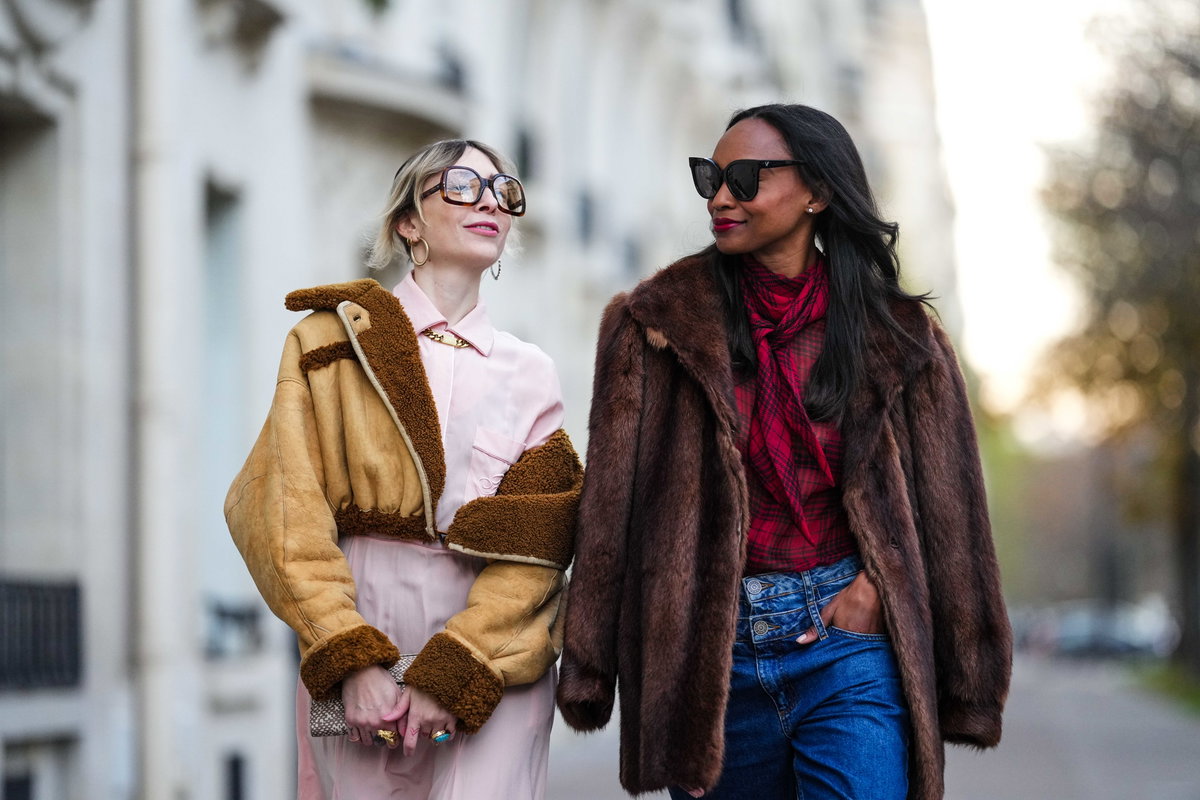Zwei Frauen mit Winterjacke
