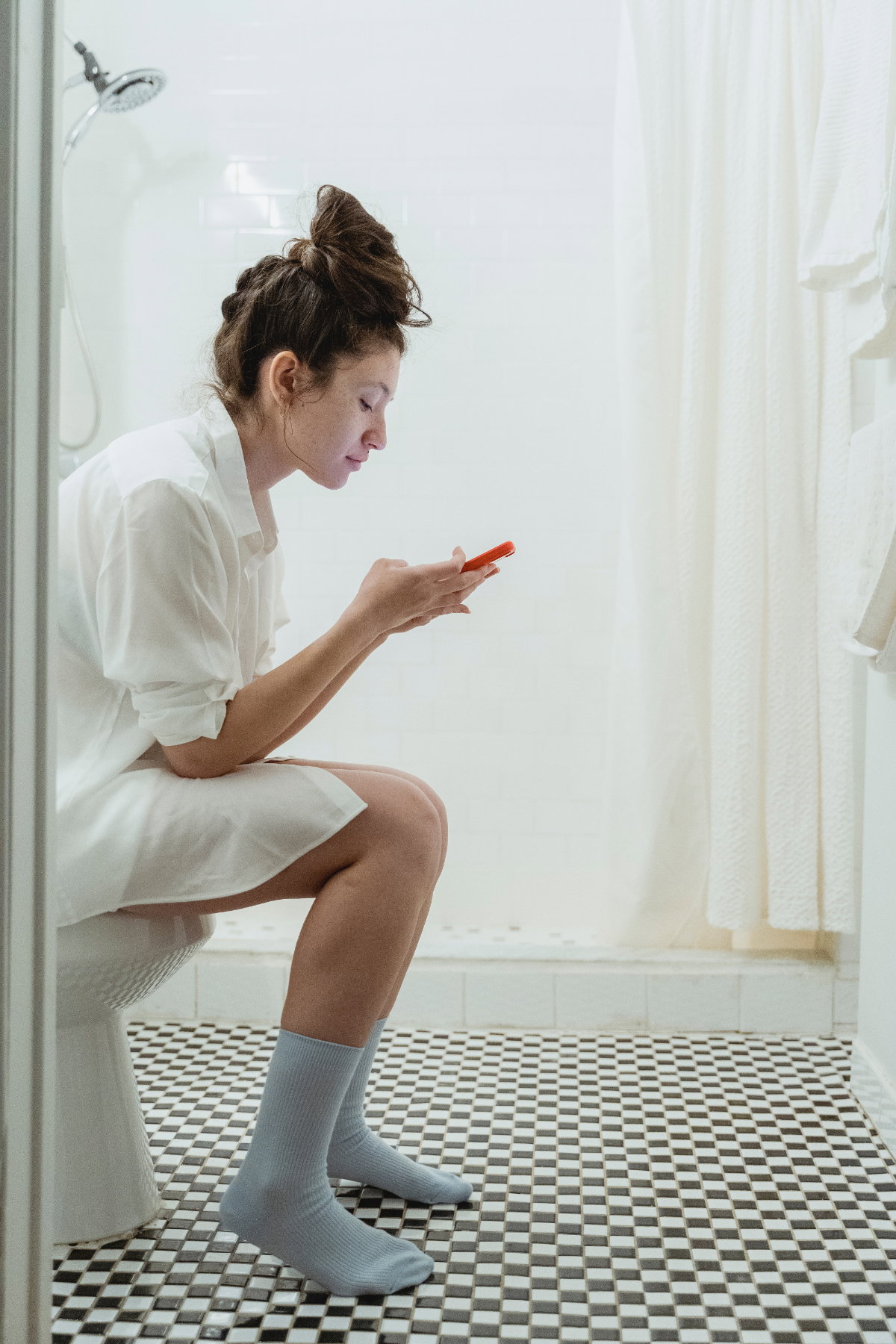 Frau auf Toilette