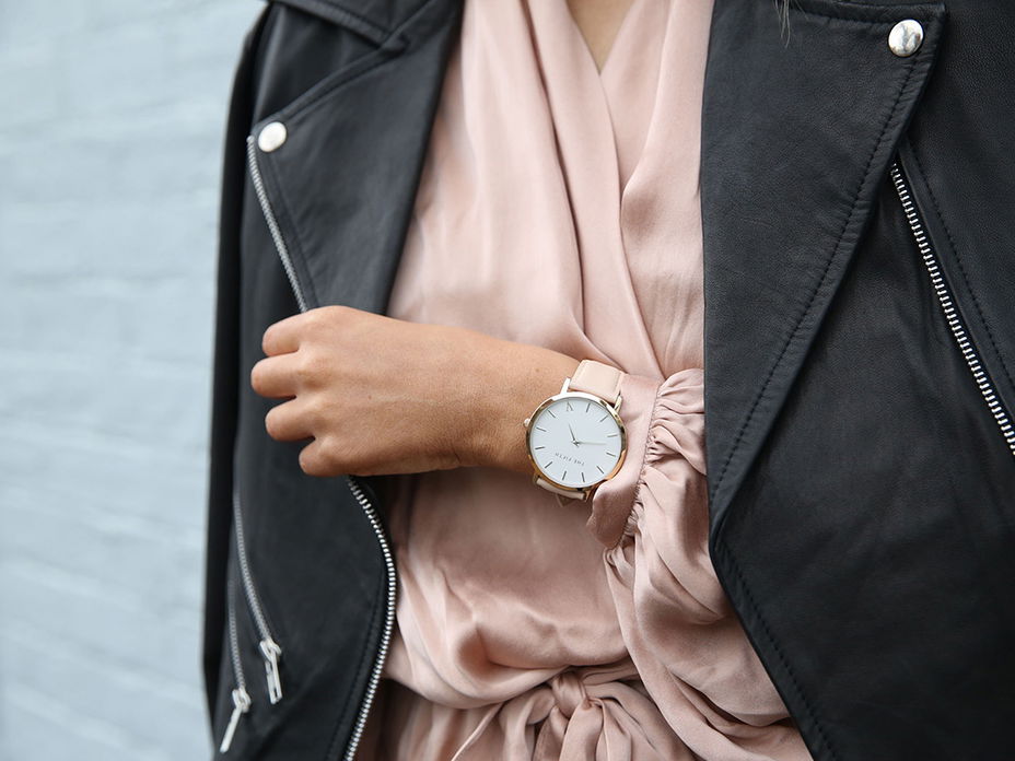 Frau mit Uhr