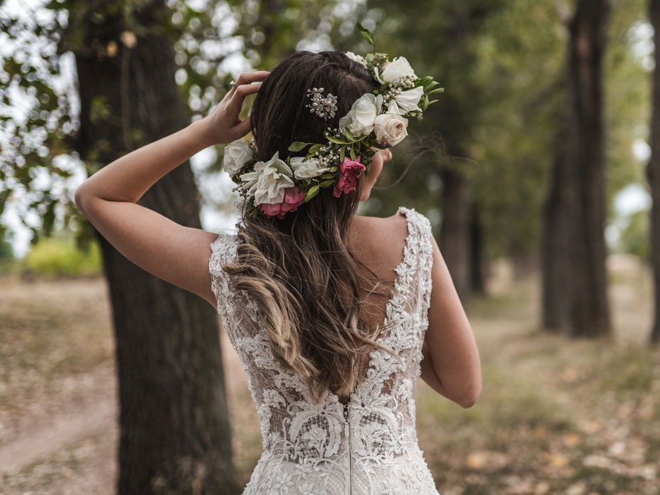 Braut trägt Blumenkranz im Haar