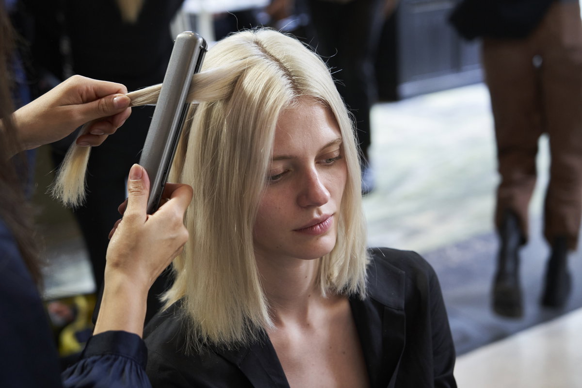 Frau mit blonden Bob