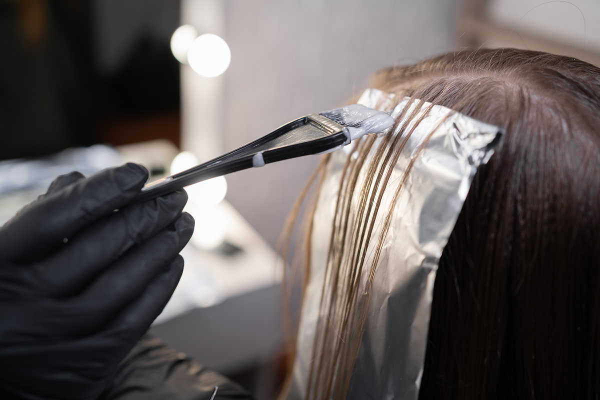 Haare färben mit Pinsel und Alufolie