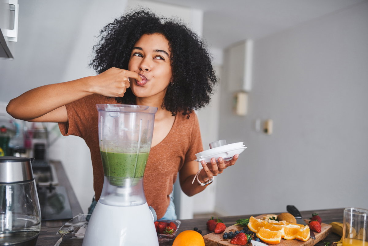 Frau mit Smoothie