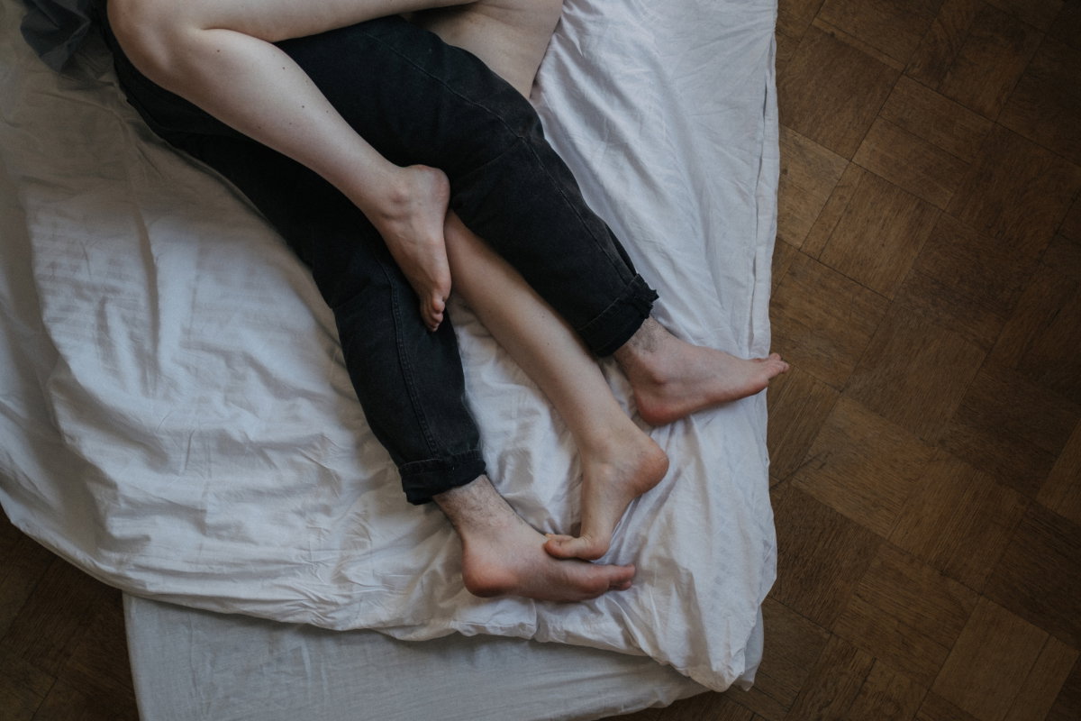 Füße im Bett
