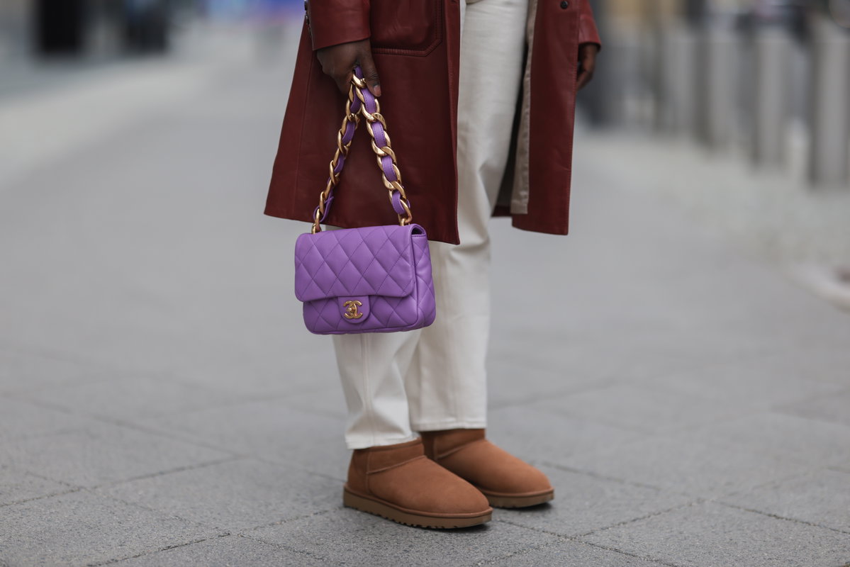 Frau trägt Uggs