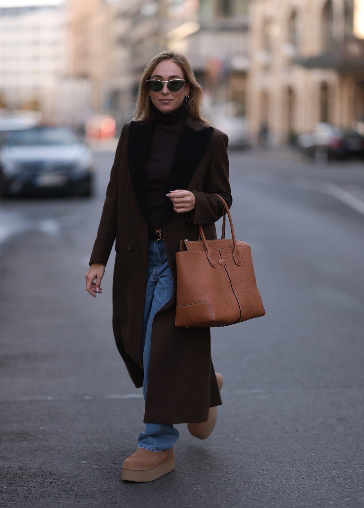 Frau trägt Uggs