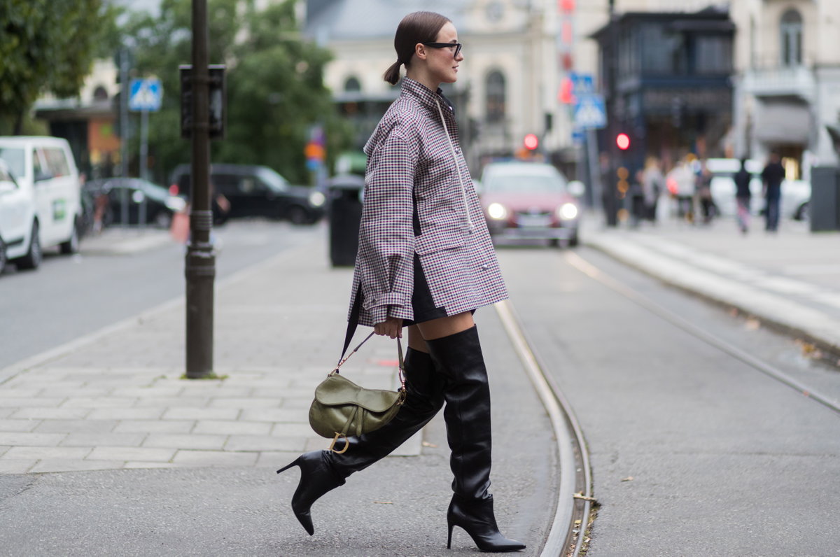 Frau in Overknees
