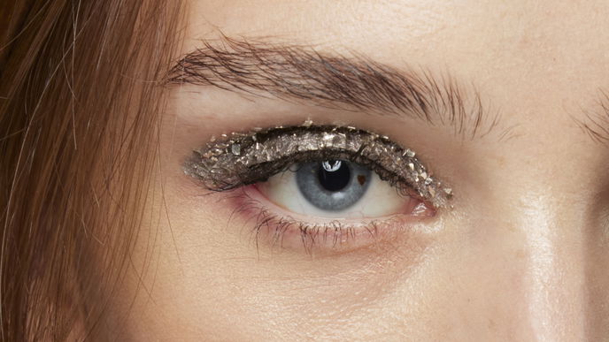 Beauty-Trend 2022: Mit der schimmernden "Glitter Cut Crease" bringst du deine Augen zum Strahlen - laut TikTok!