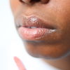 Beauty-Trend 2022: "Wet Glossy Lips"! So klappt der virale Lipgloss-Trick