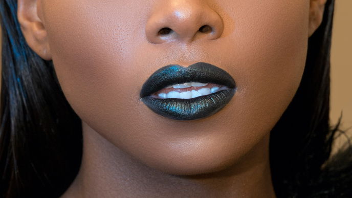 Beauty-Trendvorschau 2022: Darum solltest du unbedingt grauen Lippenstift tragen