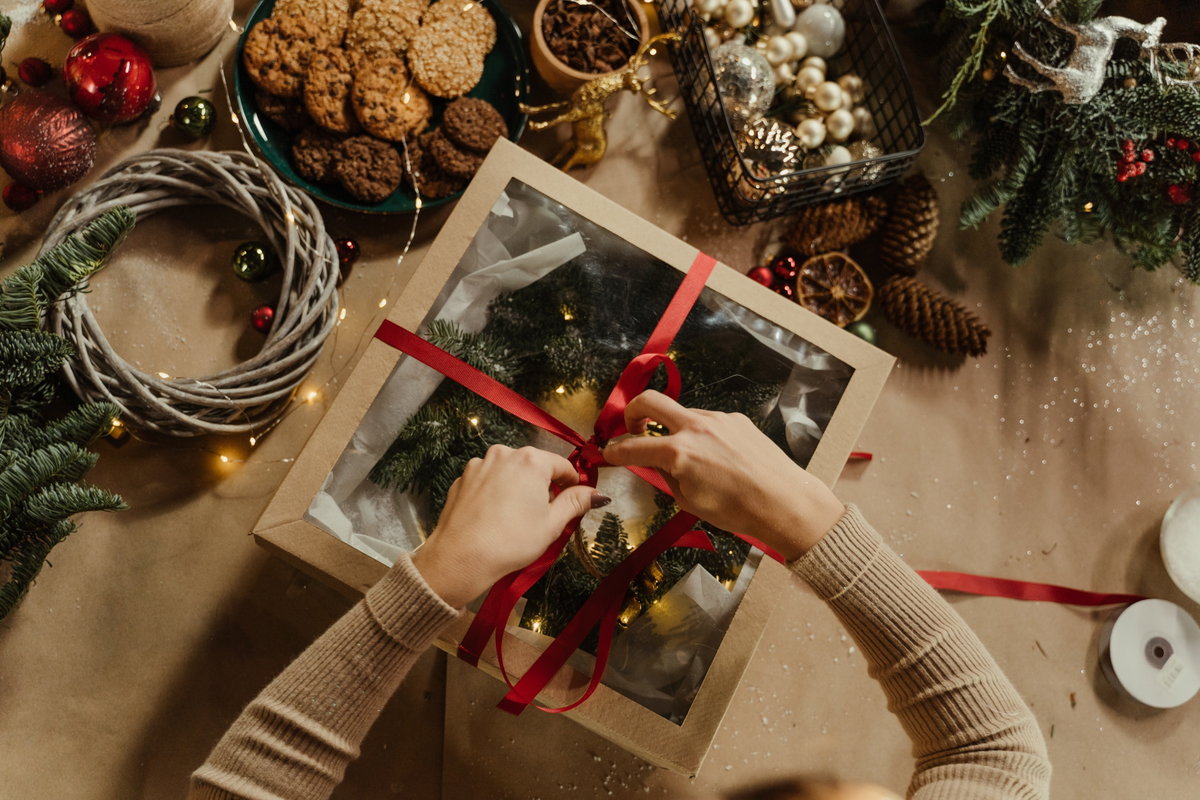 Geschenk wird ausgepackt