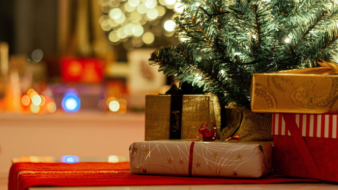 Kein Tesafilm? Kein Problem! So packst du Geschenke ohne Klebeband ein