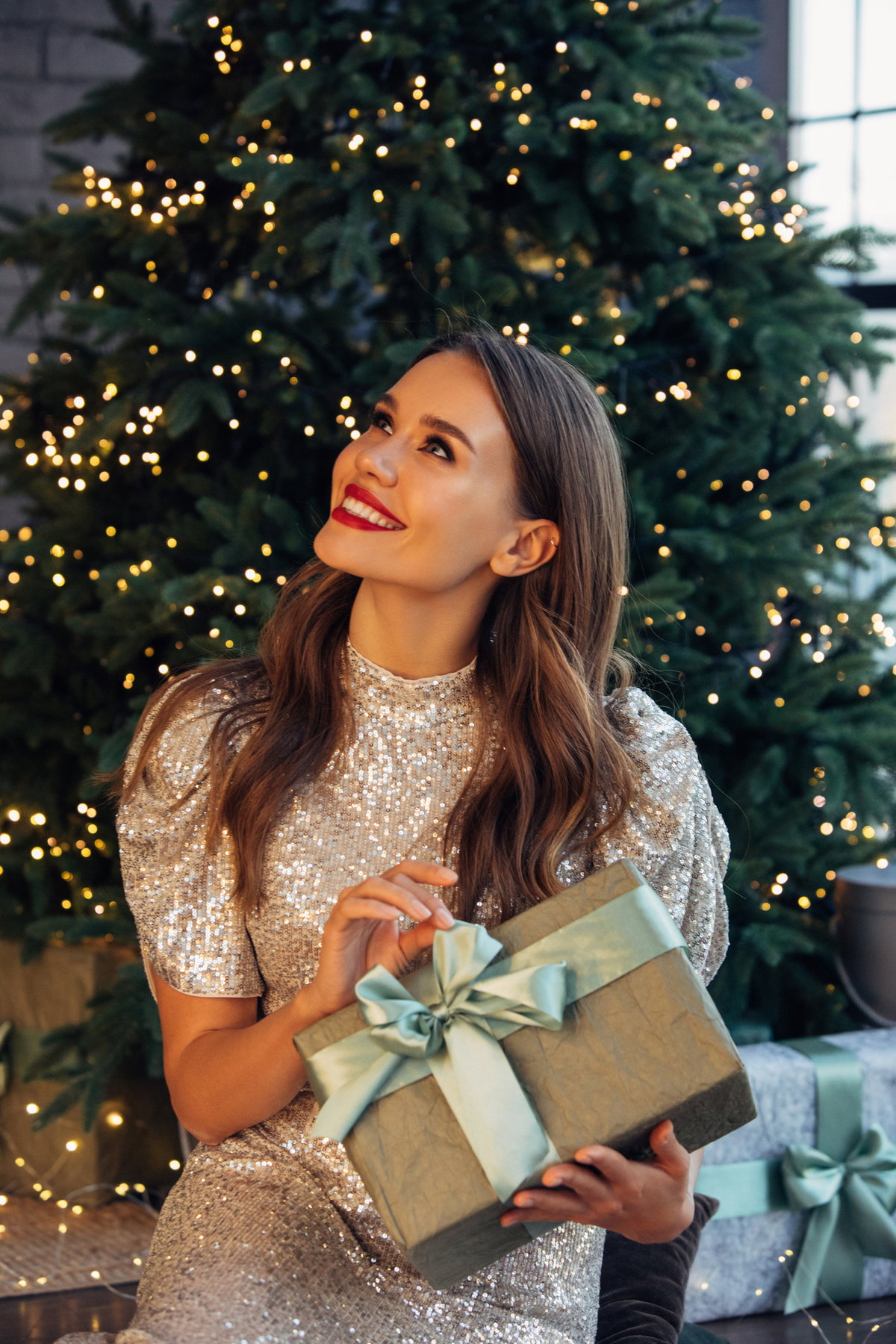 Junge Frau mit Geschenk in der Hand
