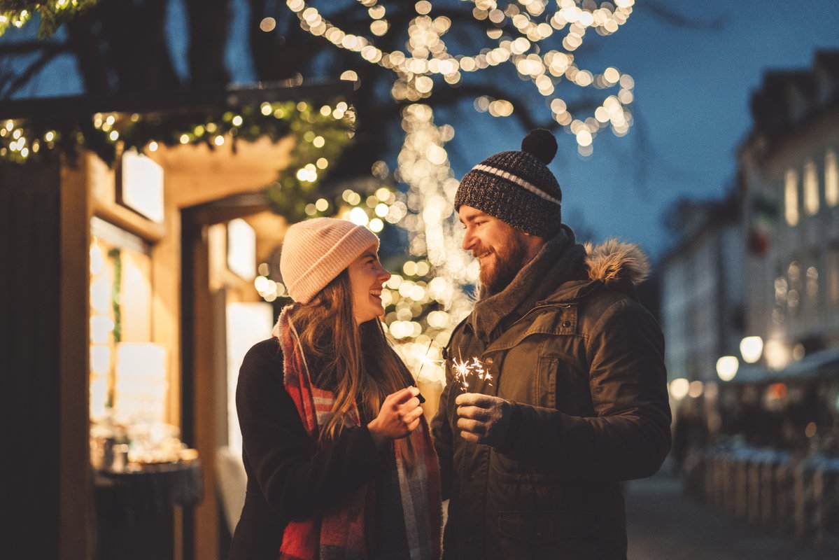 Mann und Frau auf dem Weihnachtsmarkt