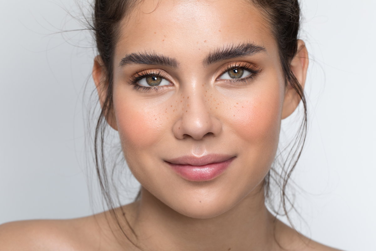 Frau trägt Eyeliner