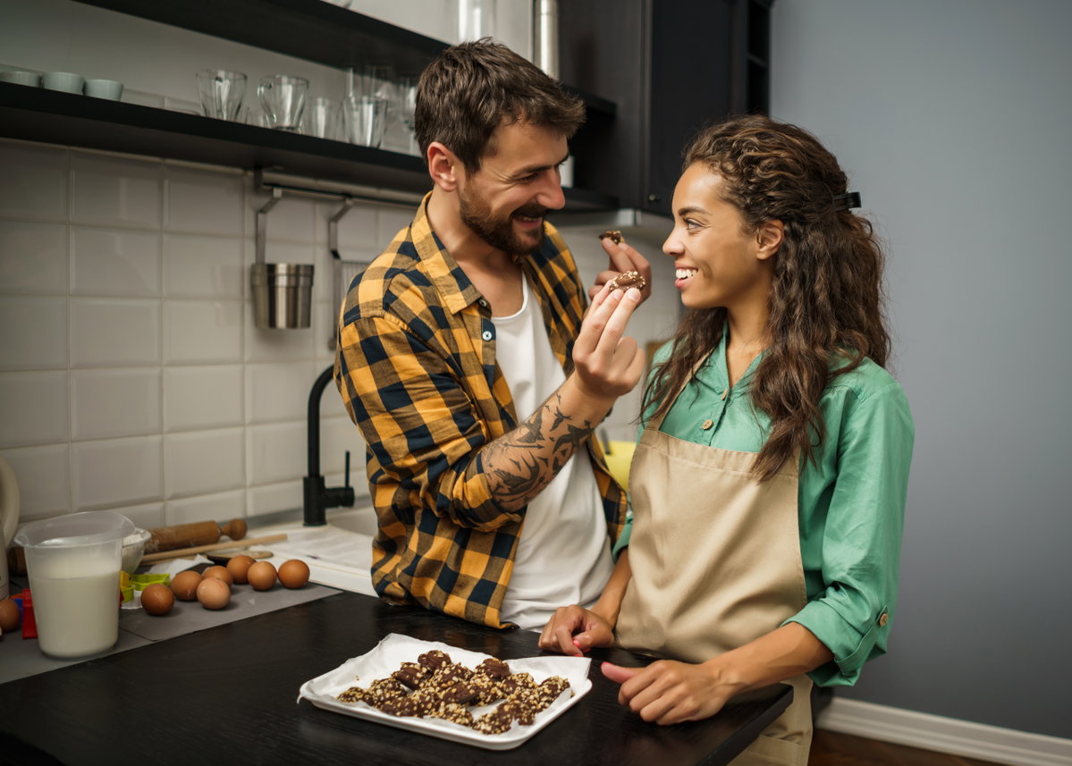 Mann und Frau backen Plätzchen