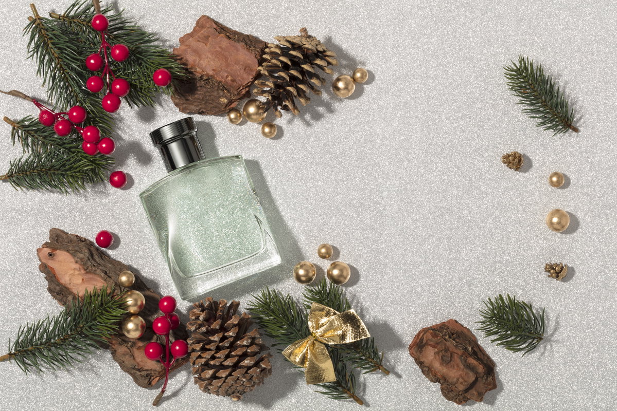 Parfum mit weihnachtlichem Schmuck