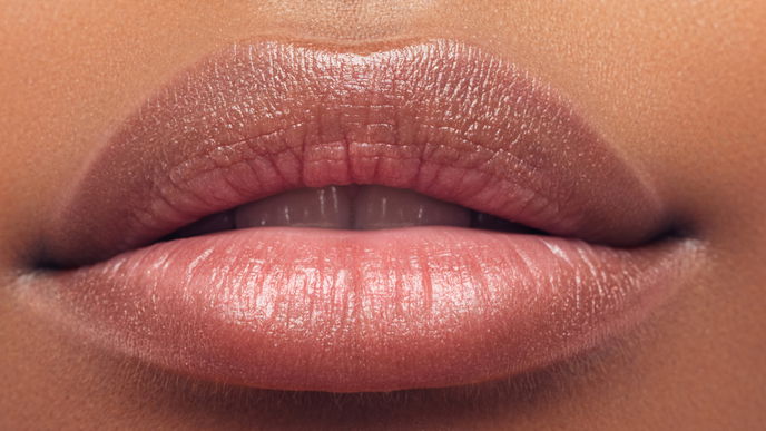 Lip Gloss gehört der Vergangenheit an: Der "Lip Bloss"-Trend aus der Drogerie erobert TikTok 