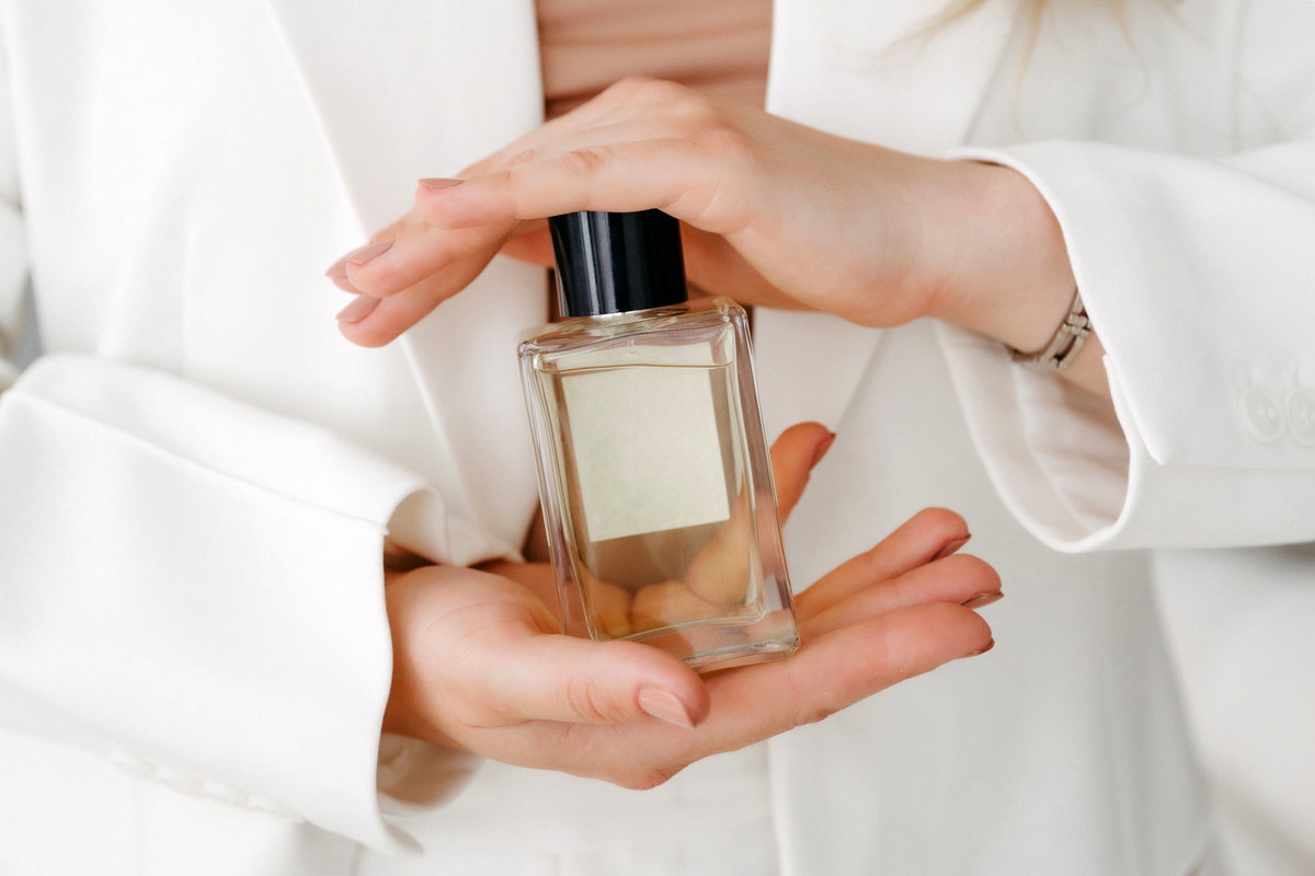 Parfum Flacon zwischen Händen