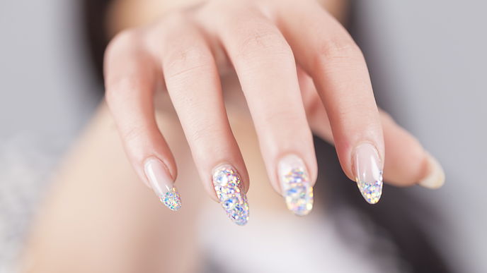 Alles andere als dezent: Mit "Textured Tips" verleihst du deinen French Nails ein schickes Upgrade