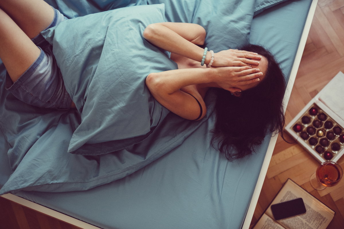 Frau liegt im Bett