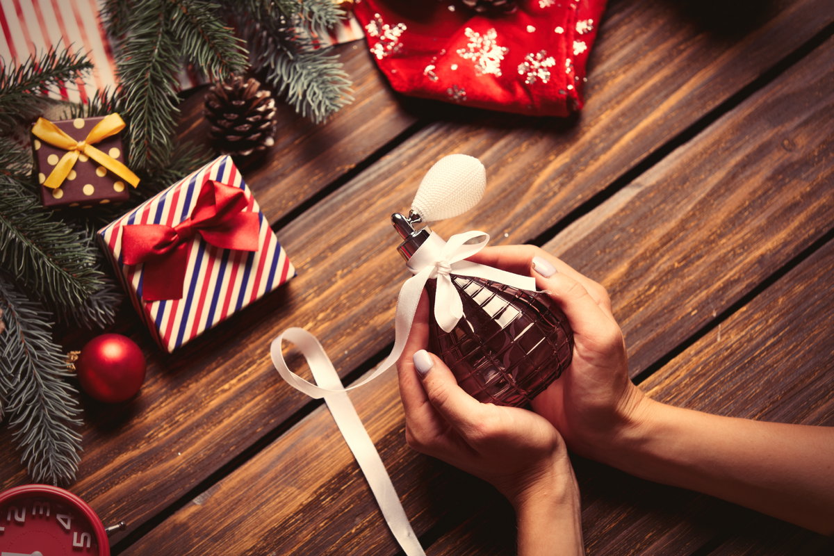 Parfum mit weihnachtlichem Schmuck