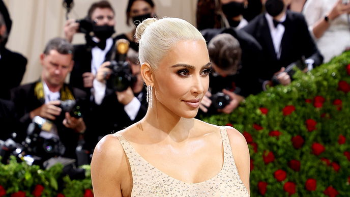Frisuren-Trend 2022: 4 Produkte, auf die die Stylisten der Stars schwören