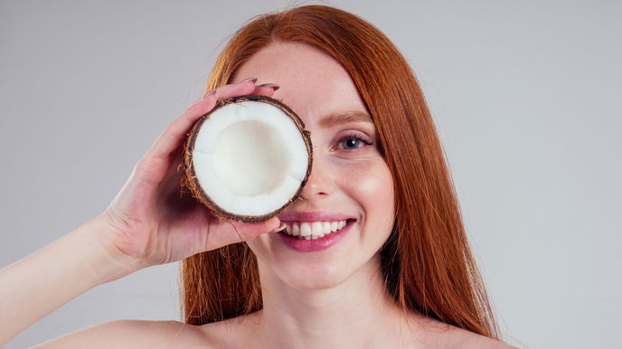 Beauty-Trick 2022: Das passiert, wenn du Kokosöl auf deine Wimpern aufträgst