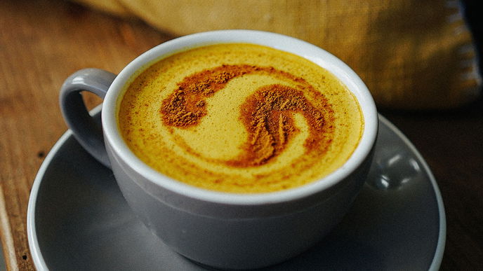 Kurkuma Latte: Das Trendgetränk für schöne Haut und einen gesunden Darm