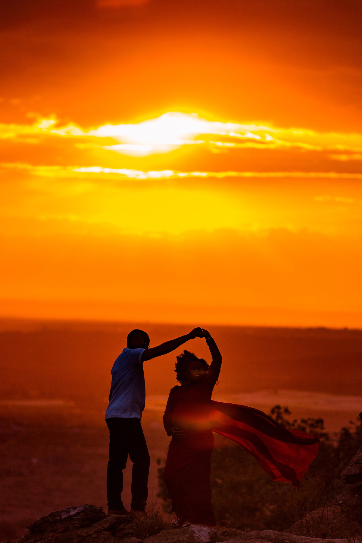 Paar tanzt im Sonnenuntergang