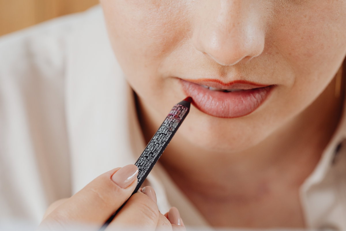 Lippen werden geschminkt