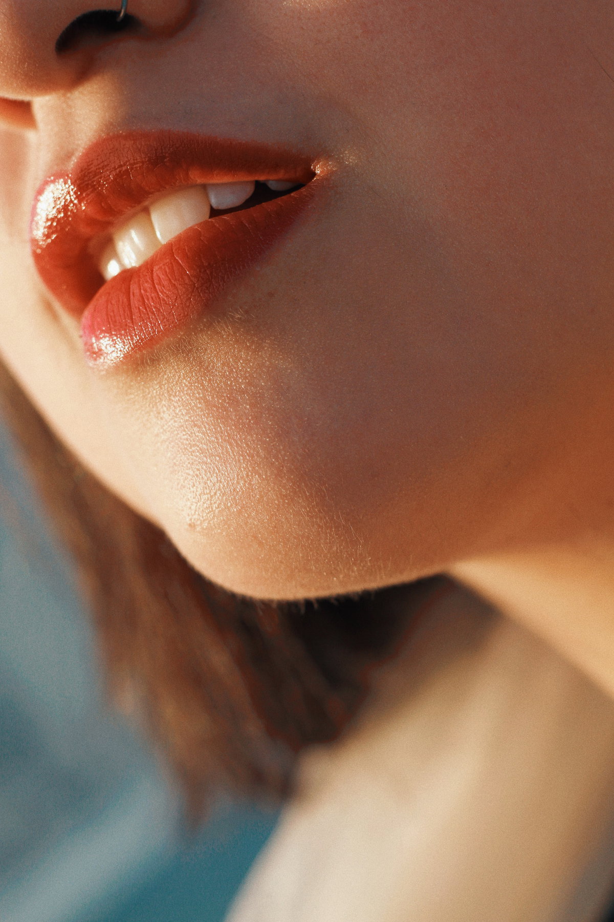 Frau mit roten Lippen
