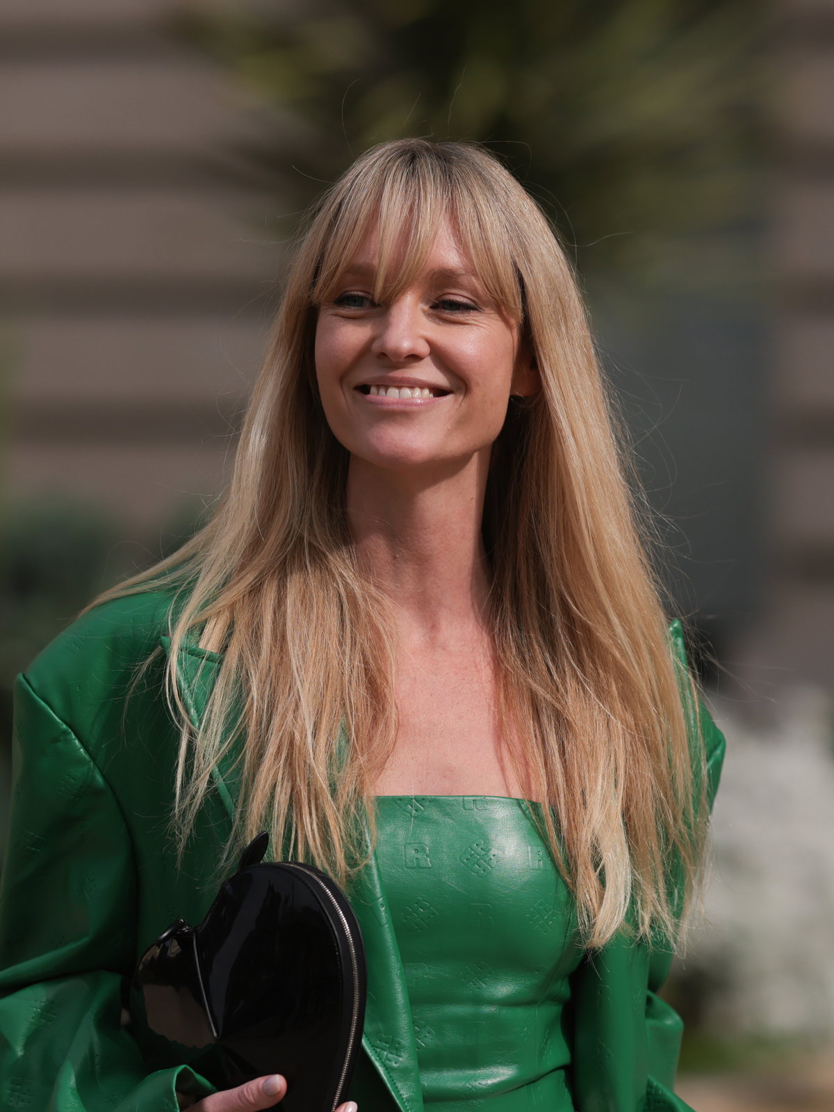Frau mit langem Pony