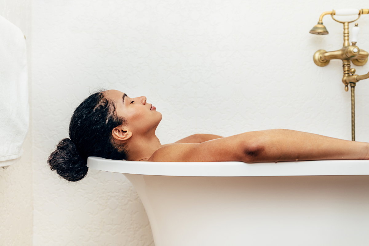 Frau in Badewanne