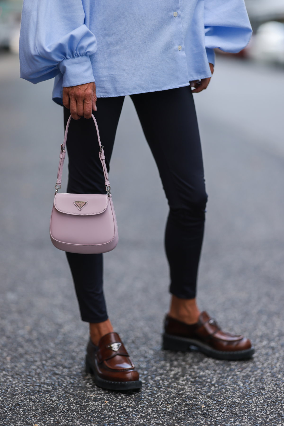 Frau trägt Leggings mit Schuhen
