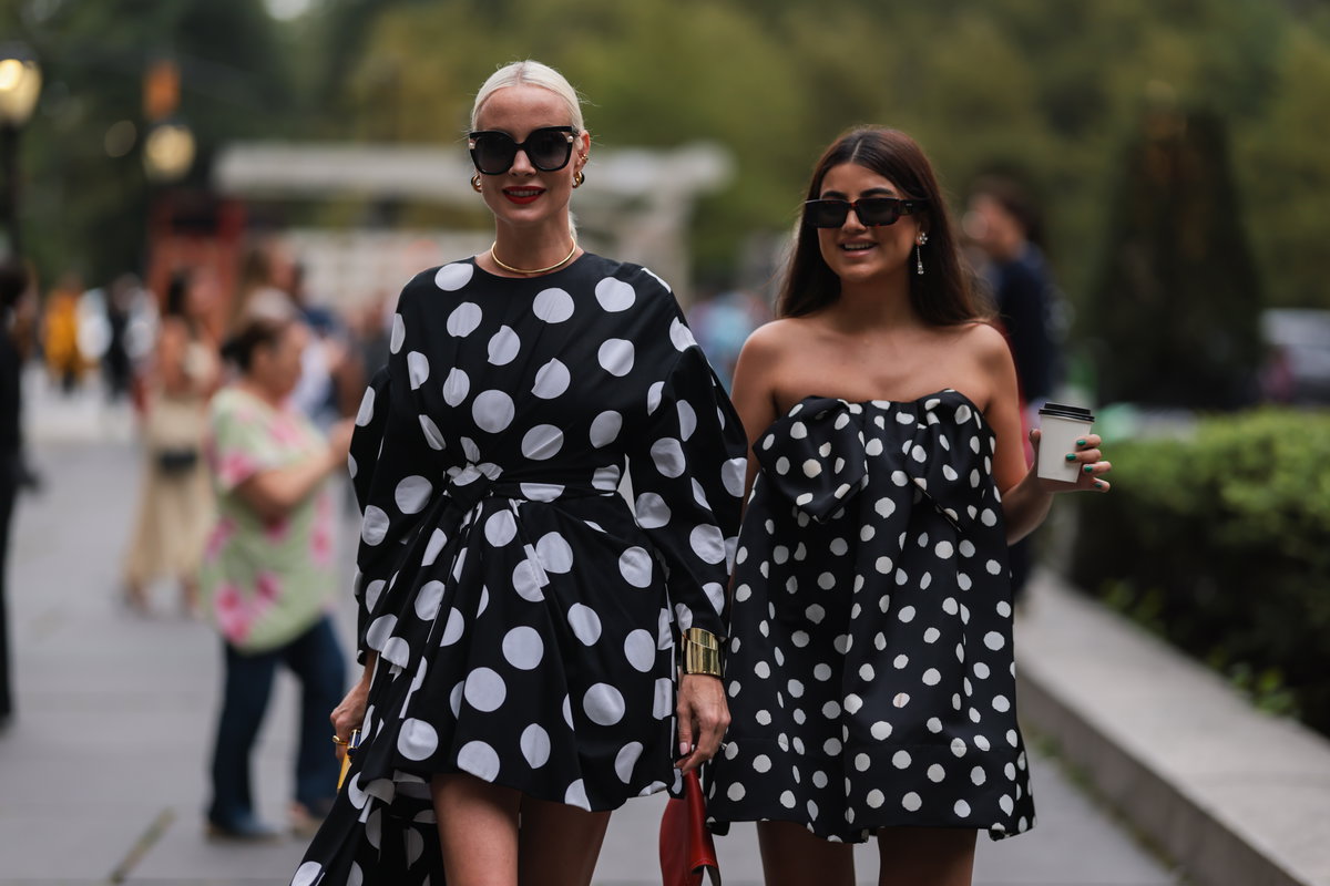 Zwei Frauen in Polka Dot-Kleidern