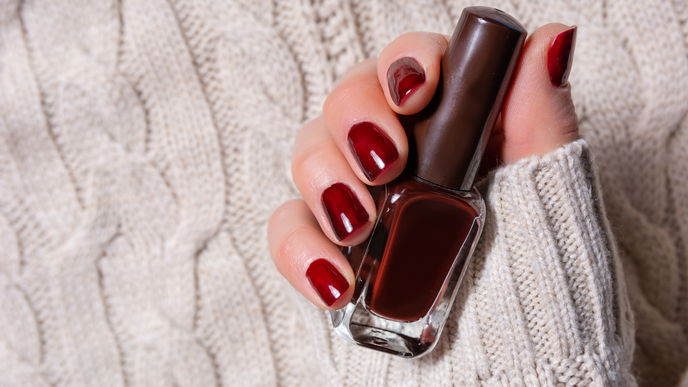 Dark Cherry Nails: Der schönste Nagel-Trend im Februar 2025