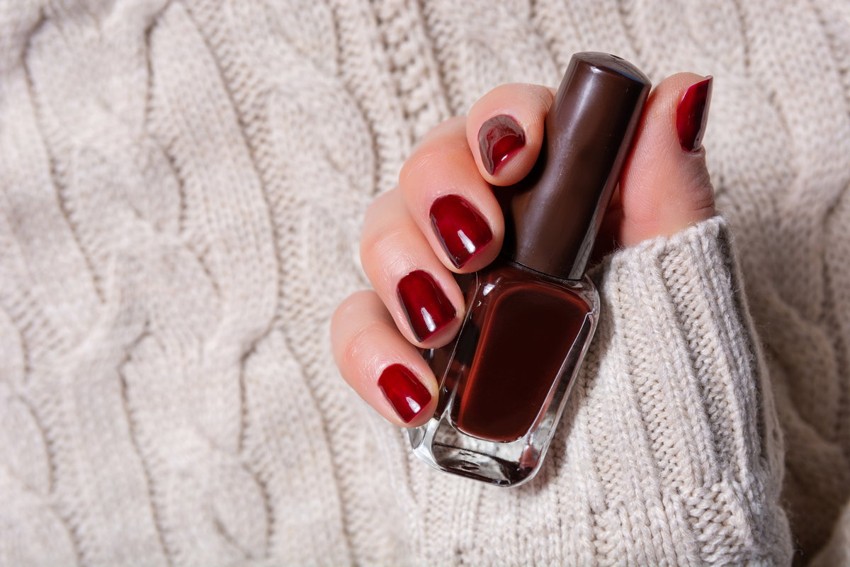 rote Fingernägel
