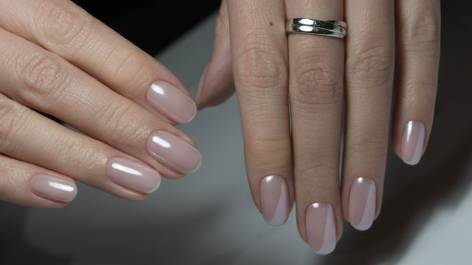 Der Trend im Sommer 2025: "French Illusion"-Fingernägel lassen kurze Nails länger wirken