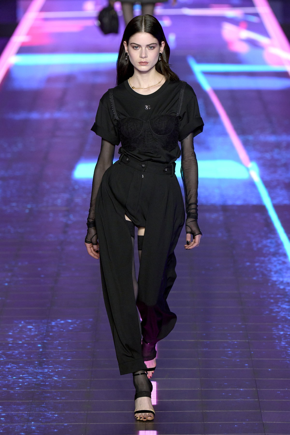 Schwarze Kleidung im "Neo Gothic"-Stil liegt aktuell total im Trend.