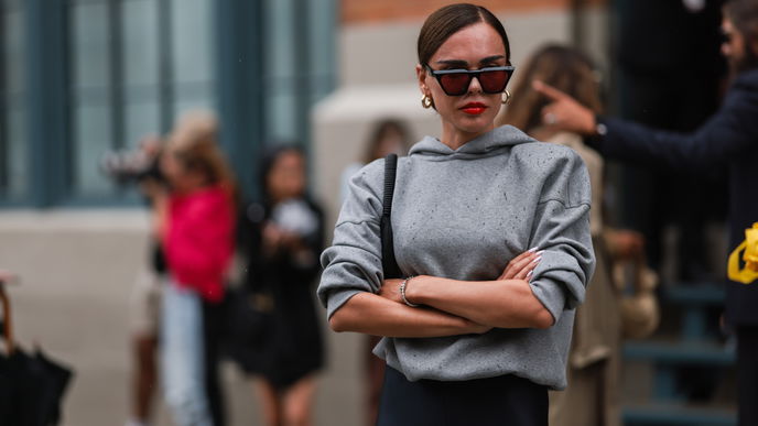 Absolut tabu! Zu diesen 3 Hosen-Modellen solltest du niemals einen Hoodie tragen