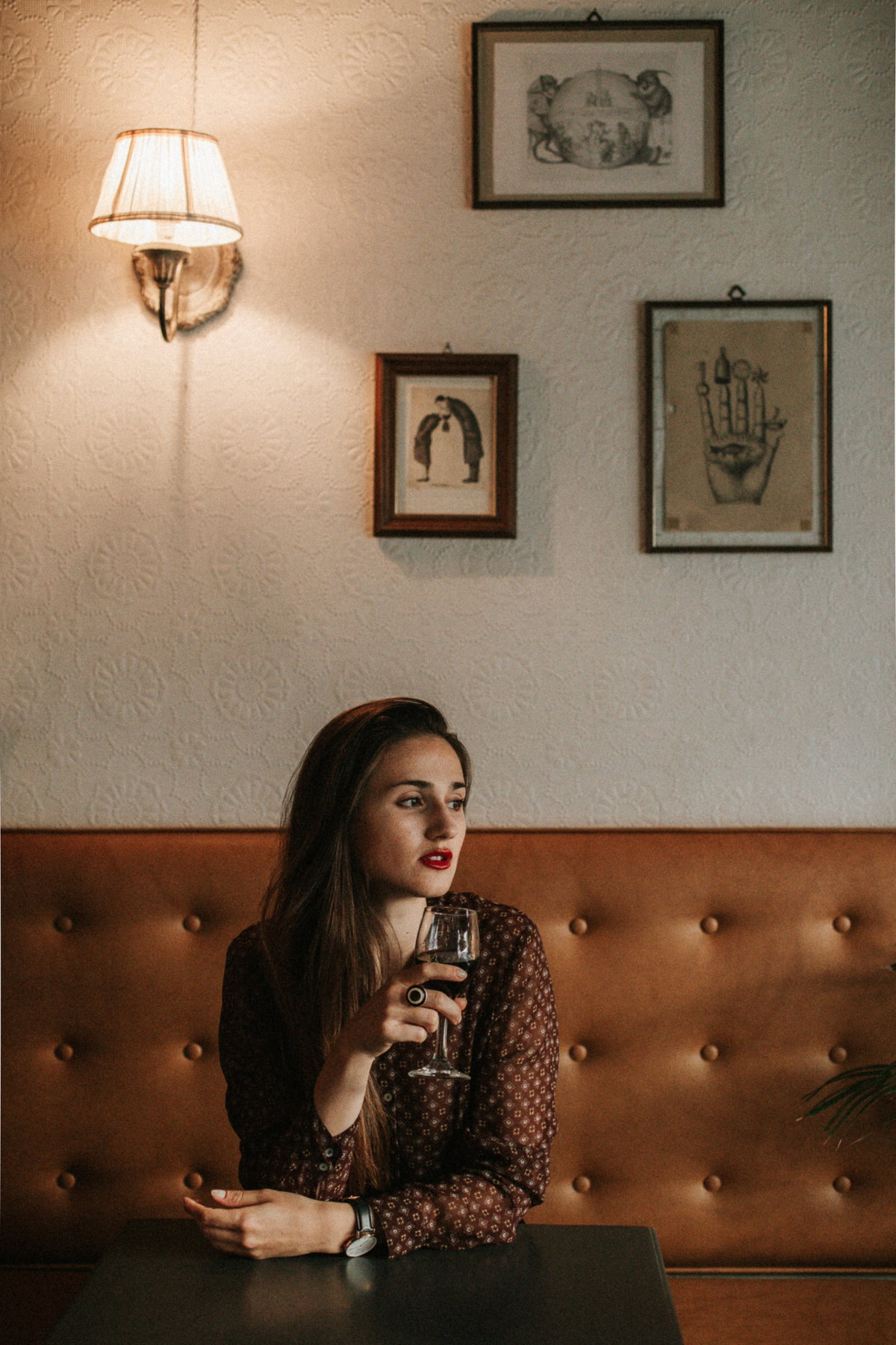 Frau beim Date
