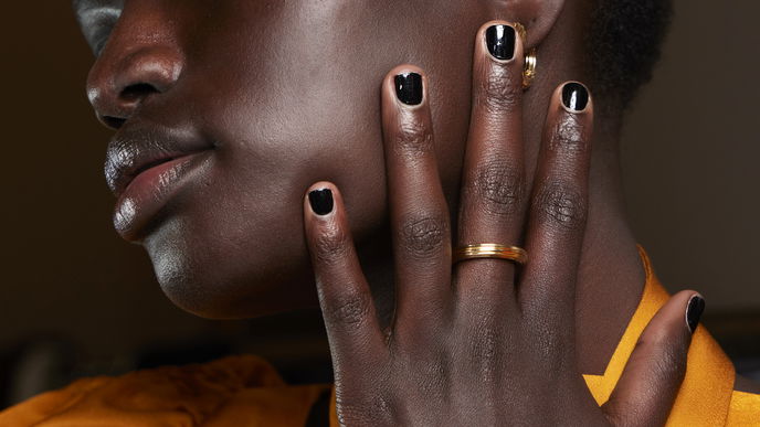 Nagel-Trend 2023: "Patent Leather Nails" sorgen für einen edlen Winter-Glow