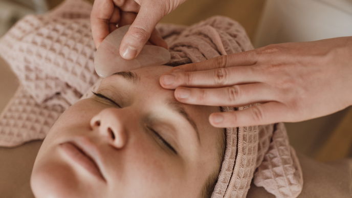 Gua Sha Stein Anwendung: So geht die Gesichtsmassage zur Lymphdrainage richtig