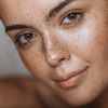 Dieses Serum unter 30 Euro verbannt Augenringe im Nu