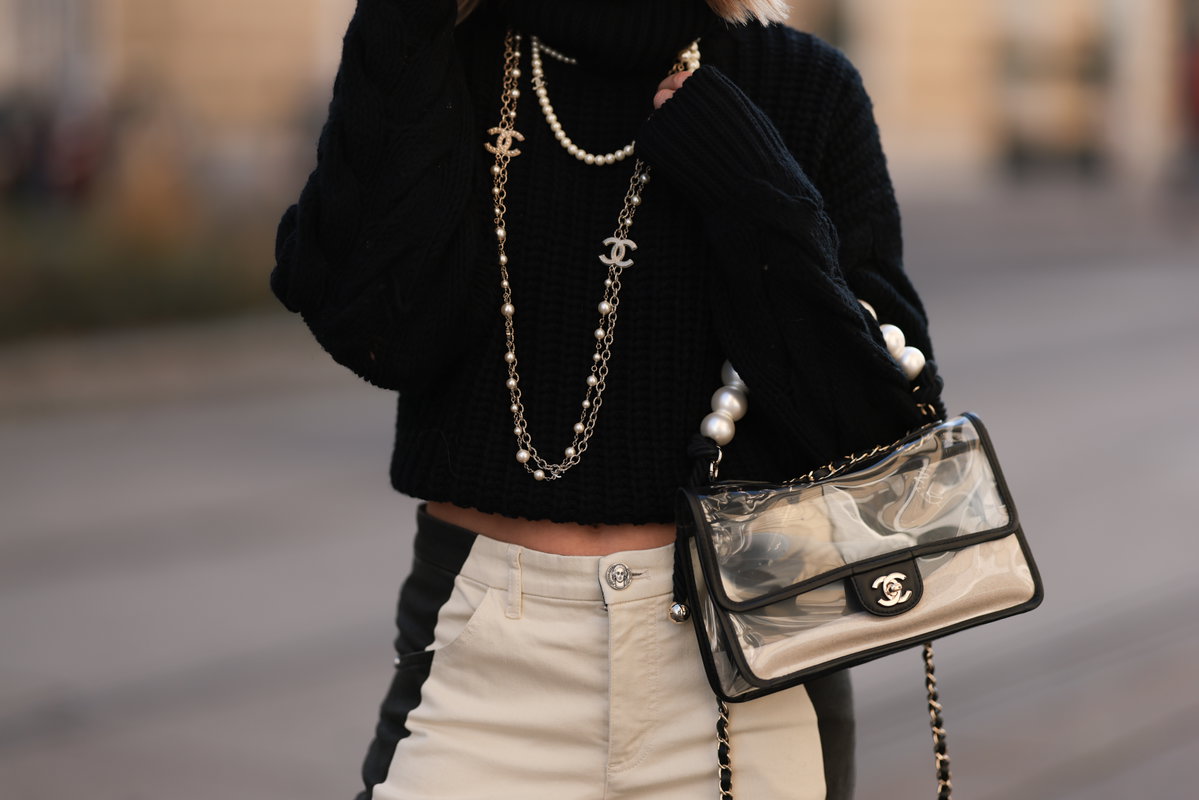 Frau mit transparenter Tasche
