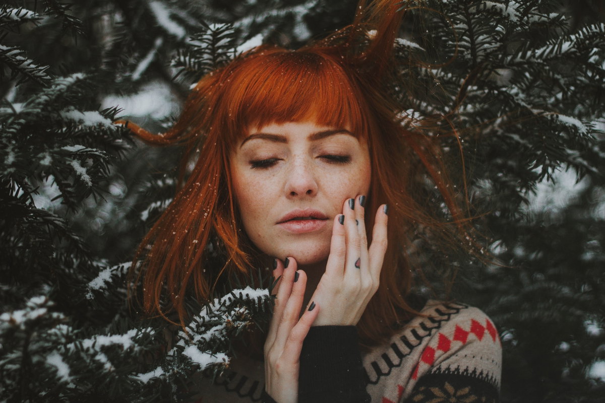 Frau mit Schnee in den Haaren