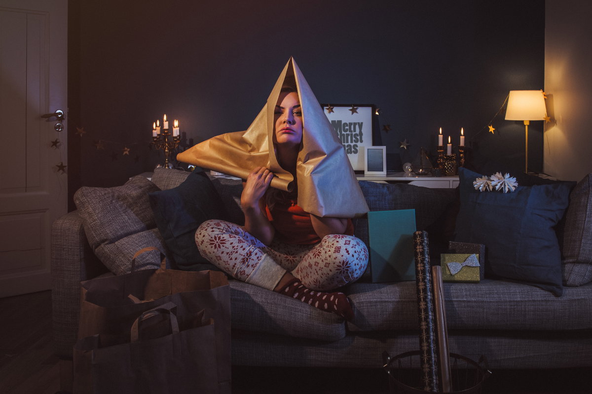 Frau mit Geschenkpapier