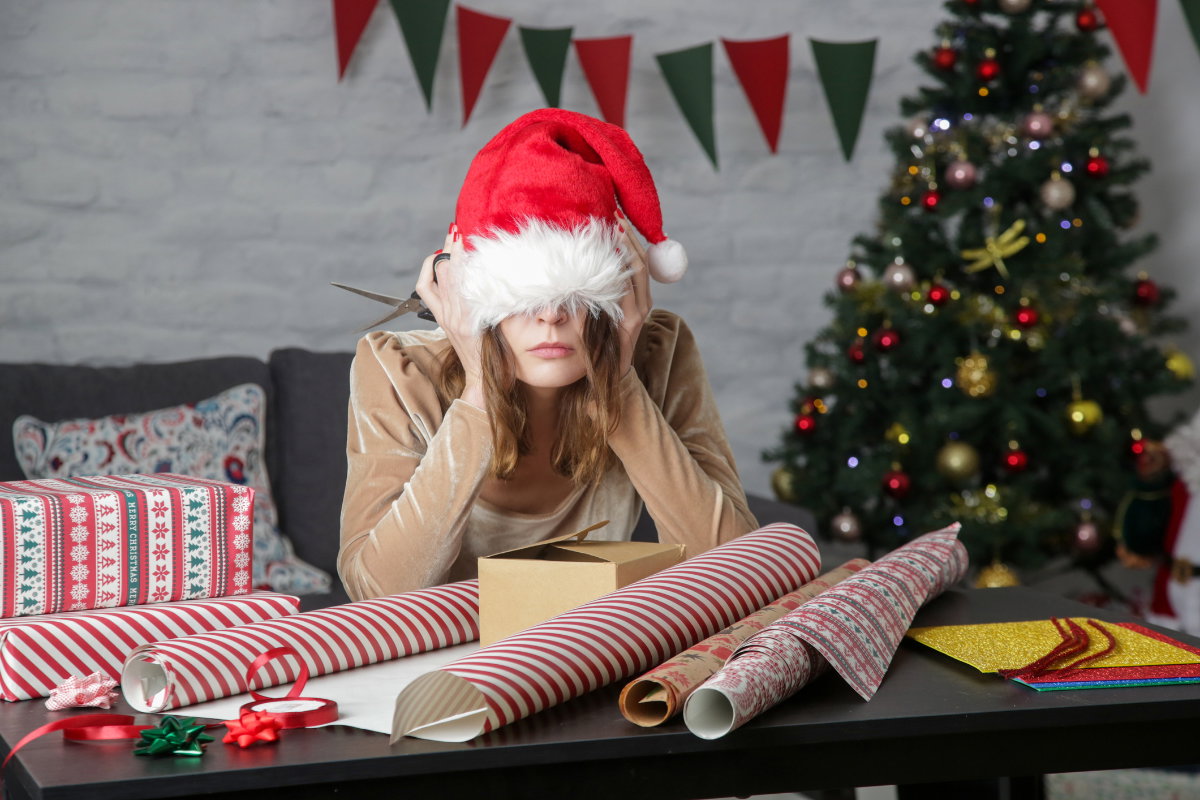 Frau mit Weihnachtsmütze