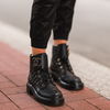 Stiefel-Trend 2022: Granny-Style! Diesen Schuh schauen wir uns von Oma ab